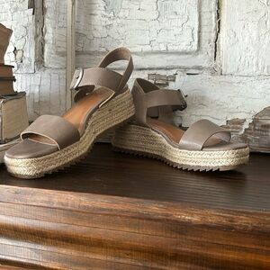 A New Day (a.n.a.) Espadrille Platform Sandal Taupe/Rattan Women’s Sz-6. EUC